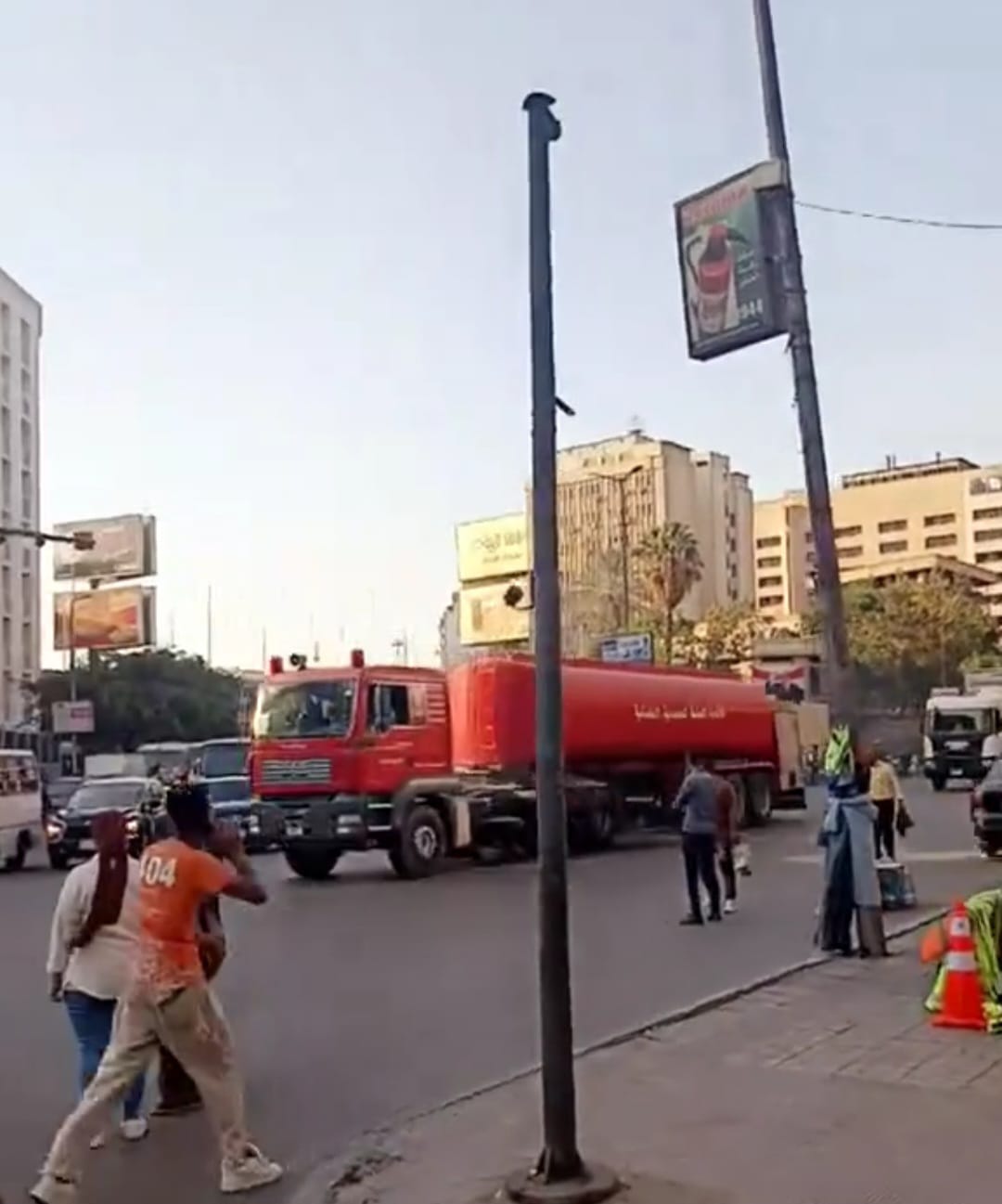 لحظة انطلاق سيارات خزانات ضخمة للمياه ساهمت فى إخماد حريق سنترال رمسيس   (1)
