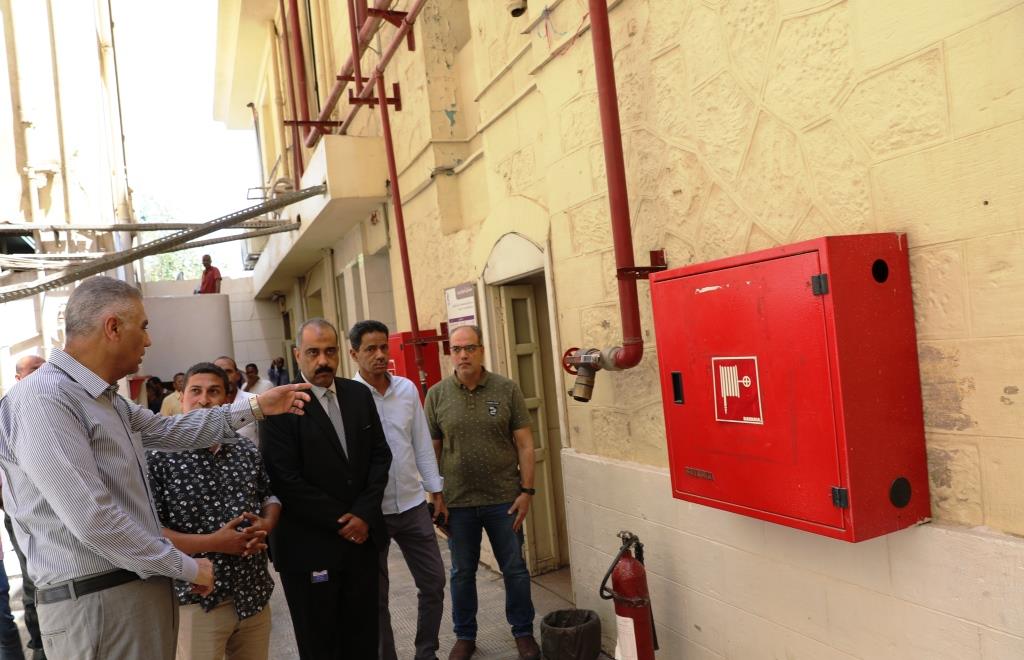 محافظ أسوان يطمئن على منظومة الإطفاء بالسنترال