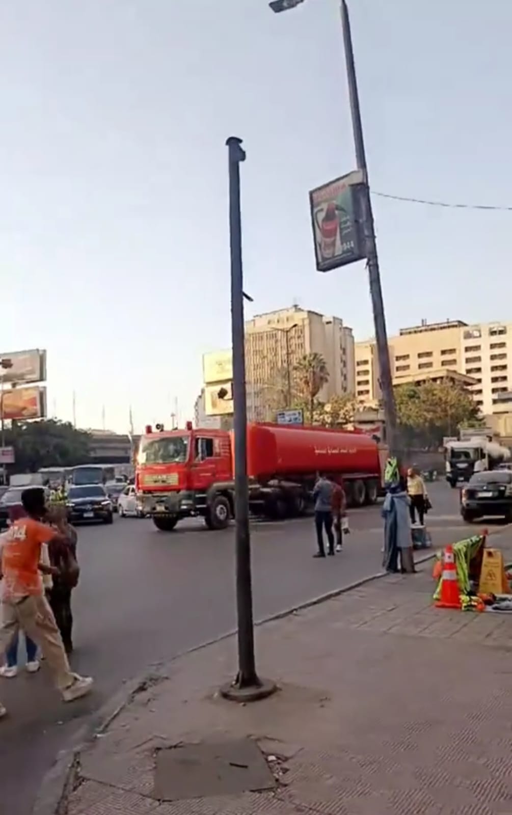 لحظة انطلاق سيارات خزانات ضخمة للمياه ساهمت فى إخماد حريق سنترال رمسيس   (7)