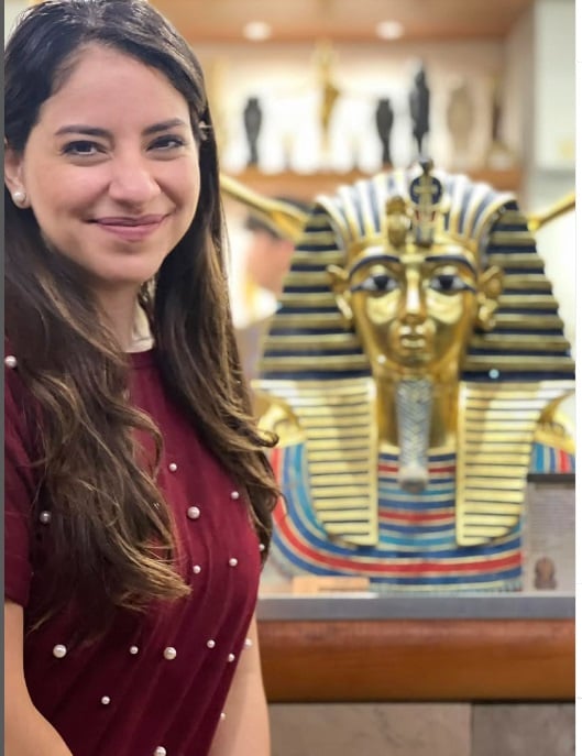 إحدى السائحات مع الآثار المصرية إحدى السائحات مع الآثار المصرية