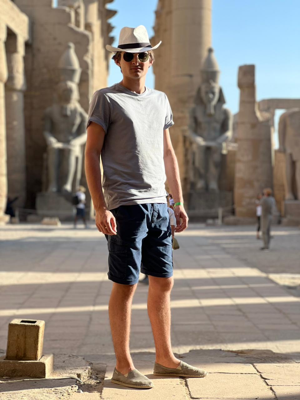 الشاب المصاب بالسرطان الشاب المصاب بالسرطان