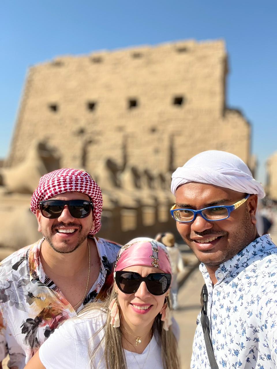 إبراهيم محمود خلال مرافقته لسائحين إبراهيم محمود خلال مرافقته لسائحين