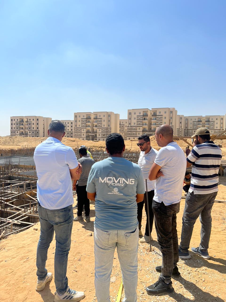 نائب رئيس جهاز حدائق أكتوبر للمشروعات فى موقع إنشاء المستشفى العام (11)