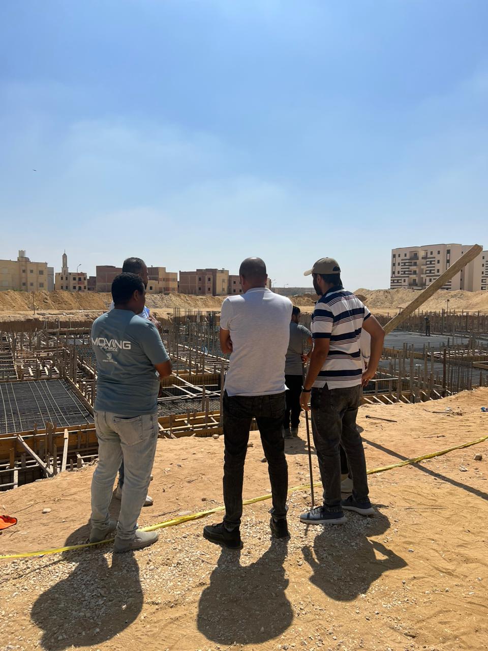 نائب رئيس جهاز حدائق أكتوبر للمشروعات فى موقع إنشاء المستشفى العام (13)