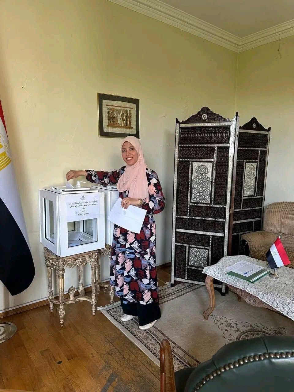 سيدة مشاركة في الانتخابات سيدة مشاركة في الانتخابات