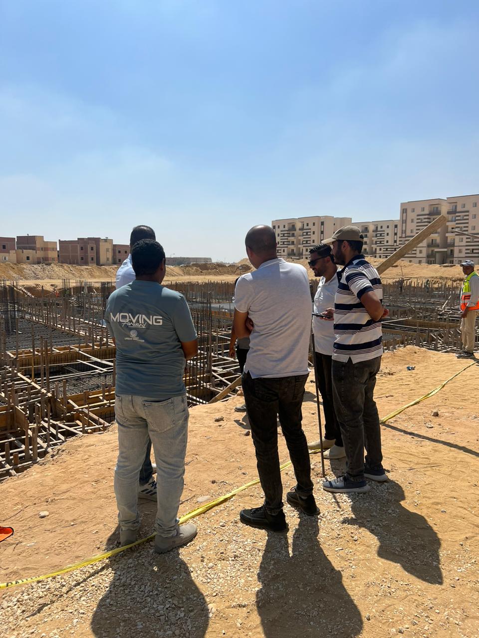 نائب رئيس جهاز حدائق أكتوبر للمشروعات فى موقع إنشاء المستشفى العام (19)