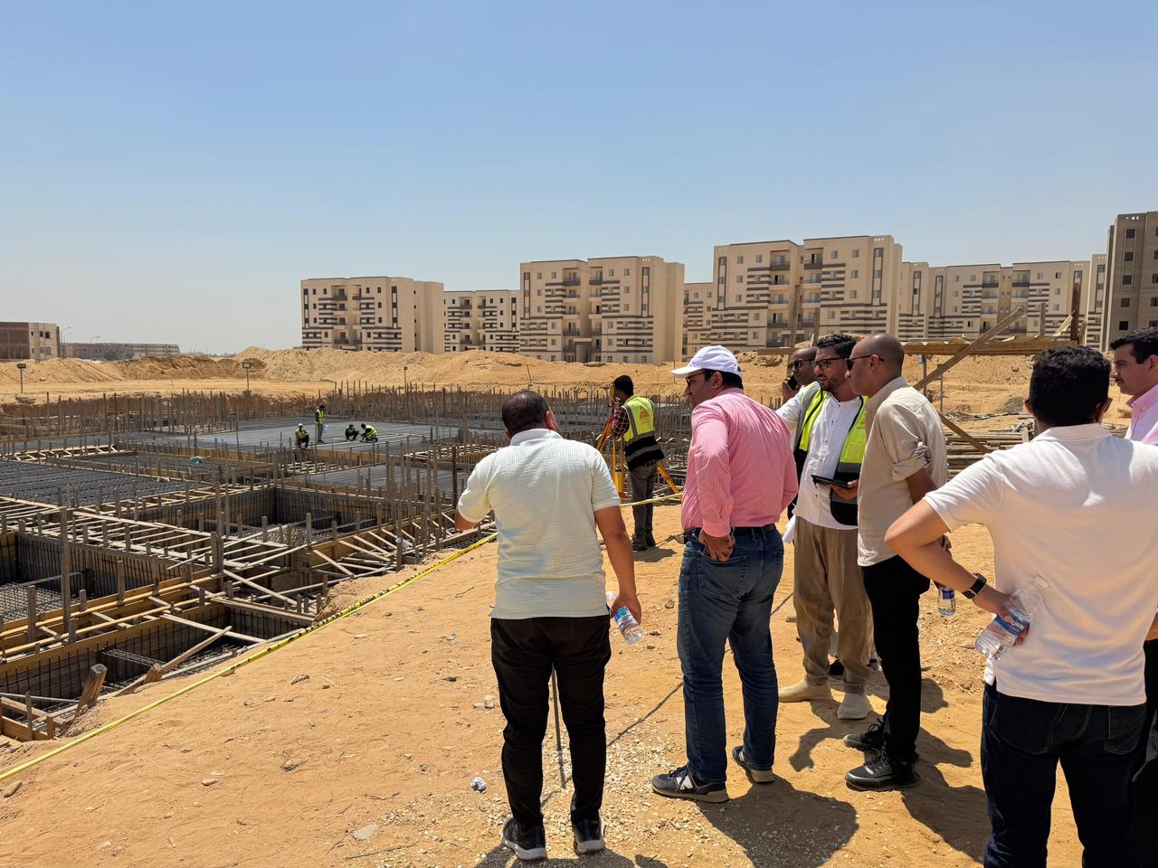 نائب رئيس جهاز حدائق أكتوبر للمشروعات فى موقع إنشاء المستشفى العام (15)