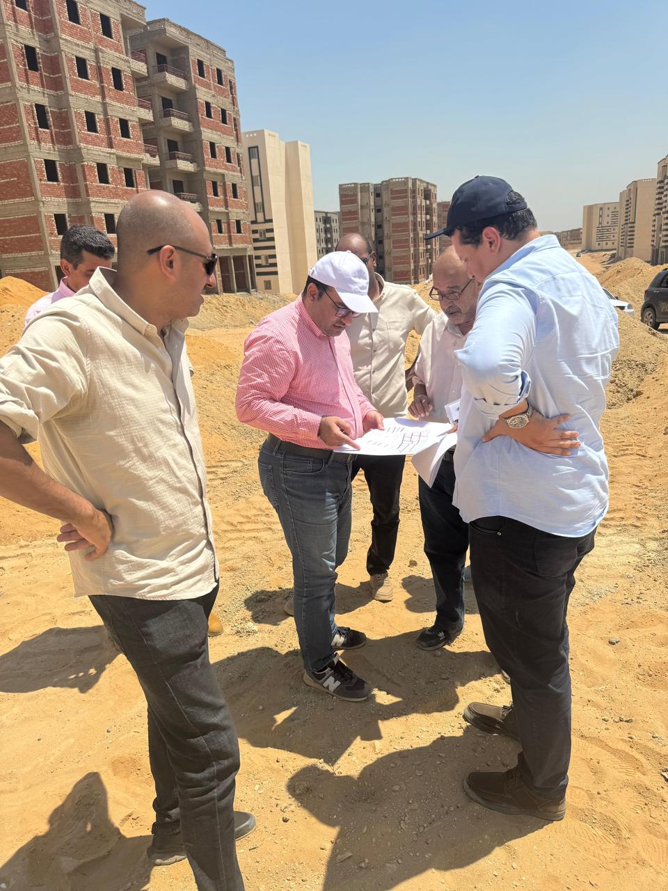 نائب رئيس جهاز حدائق أكتوبر للمشروعات فى موقع إنشاء المستشفى العام (17)
