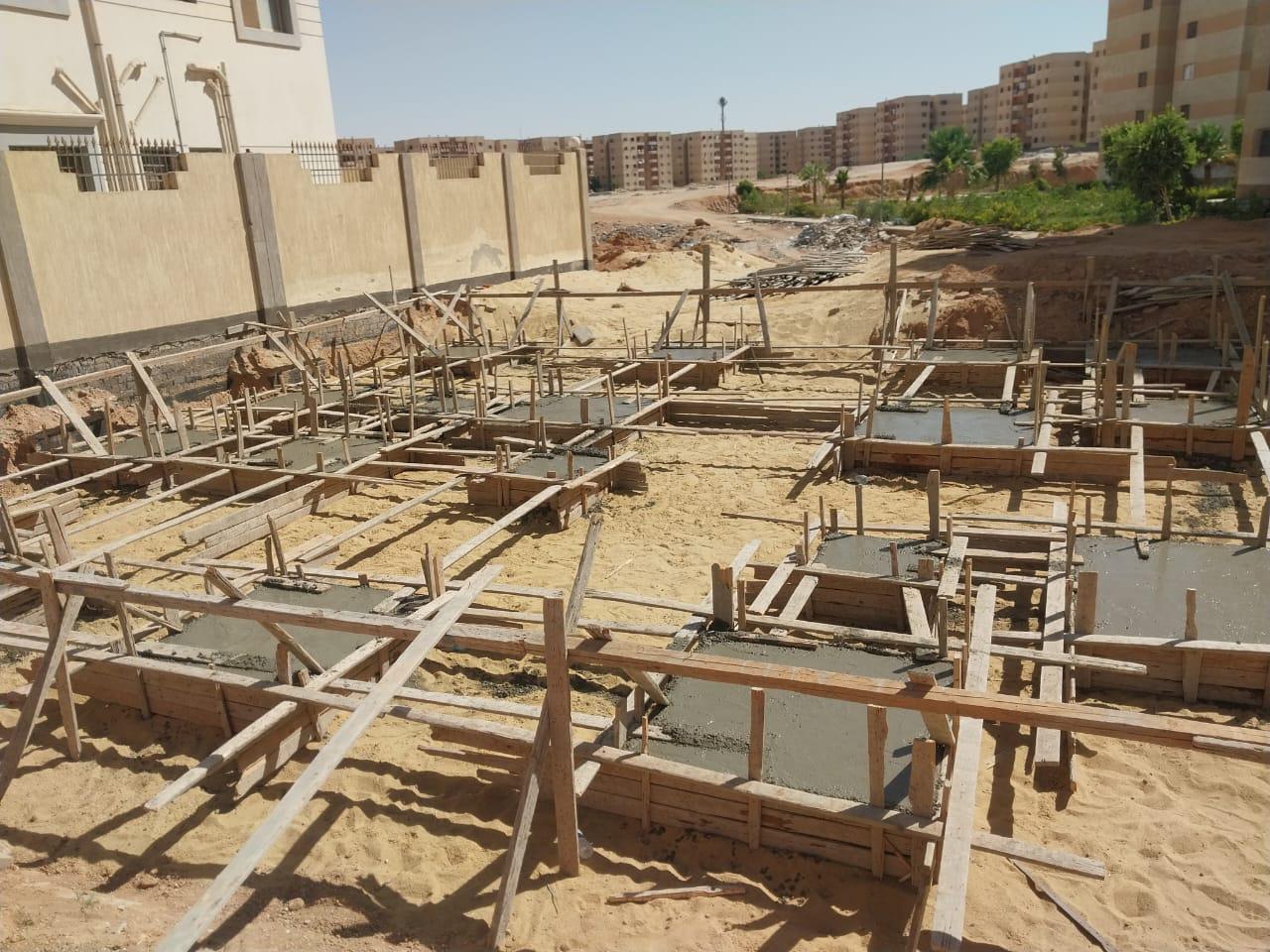 نائب رئيس جهاز حدائق أكتوبر للمشروعات فى موقع إنشاء المستشفى العام (18)