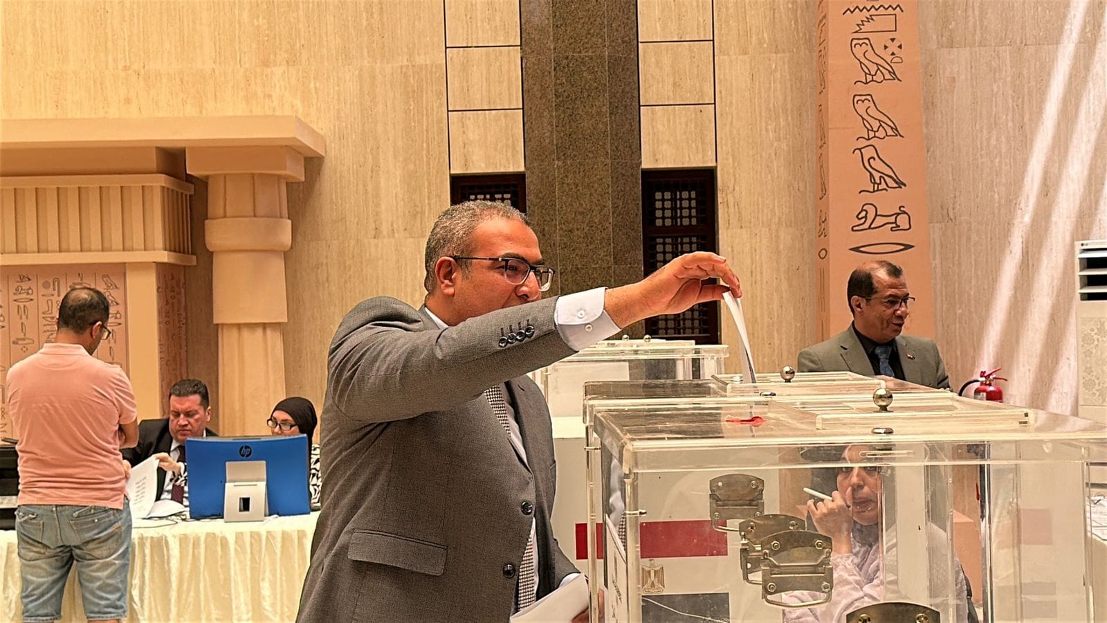 لحظة إدخال الصوت في الصندوق لحظة إدخال الصوت في الصندوق