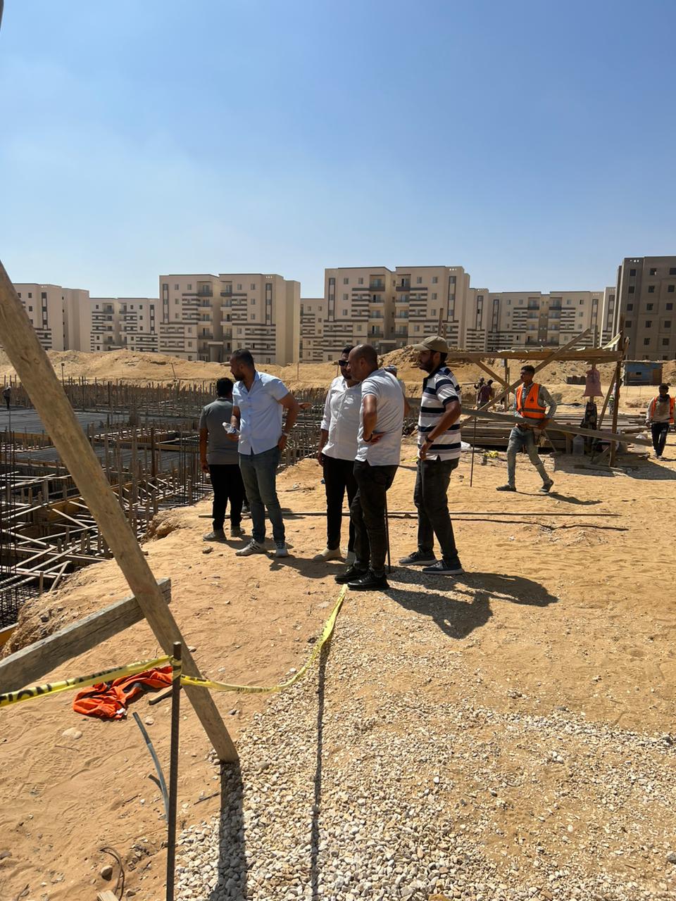 نائب رئيس جهاز حدائق أكتوبر للمشروعات فى موقع إنشاء المستشفى العام (14)