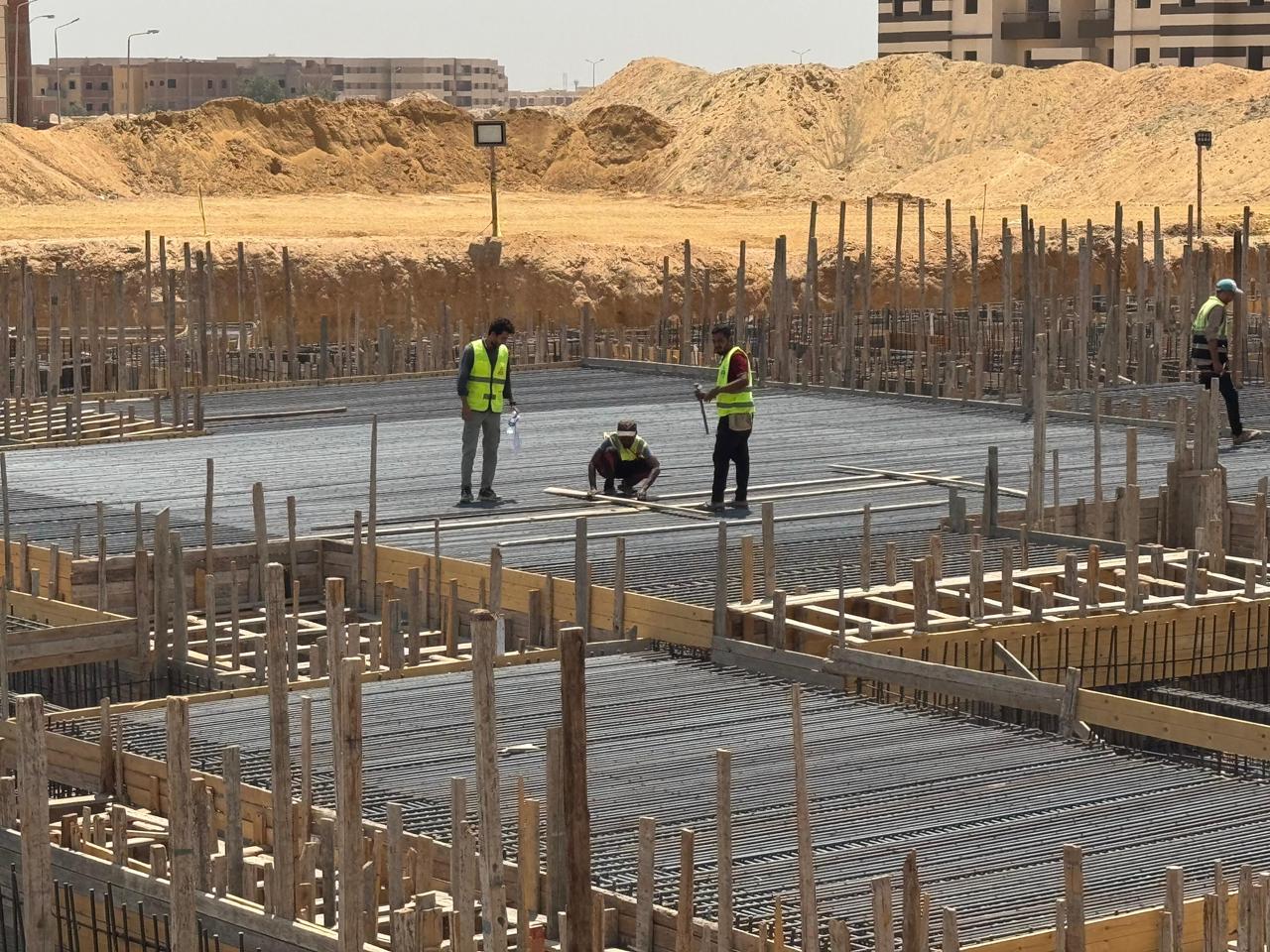 نائب رئيس جهاز حدائق أكتوبر للمشروعات فى موقع إنشاء المستشفى العام (16)