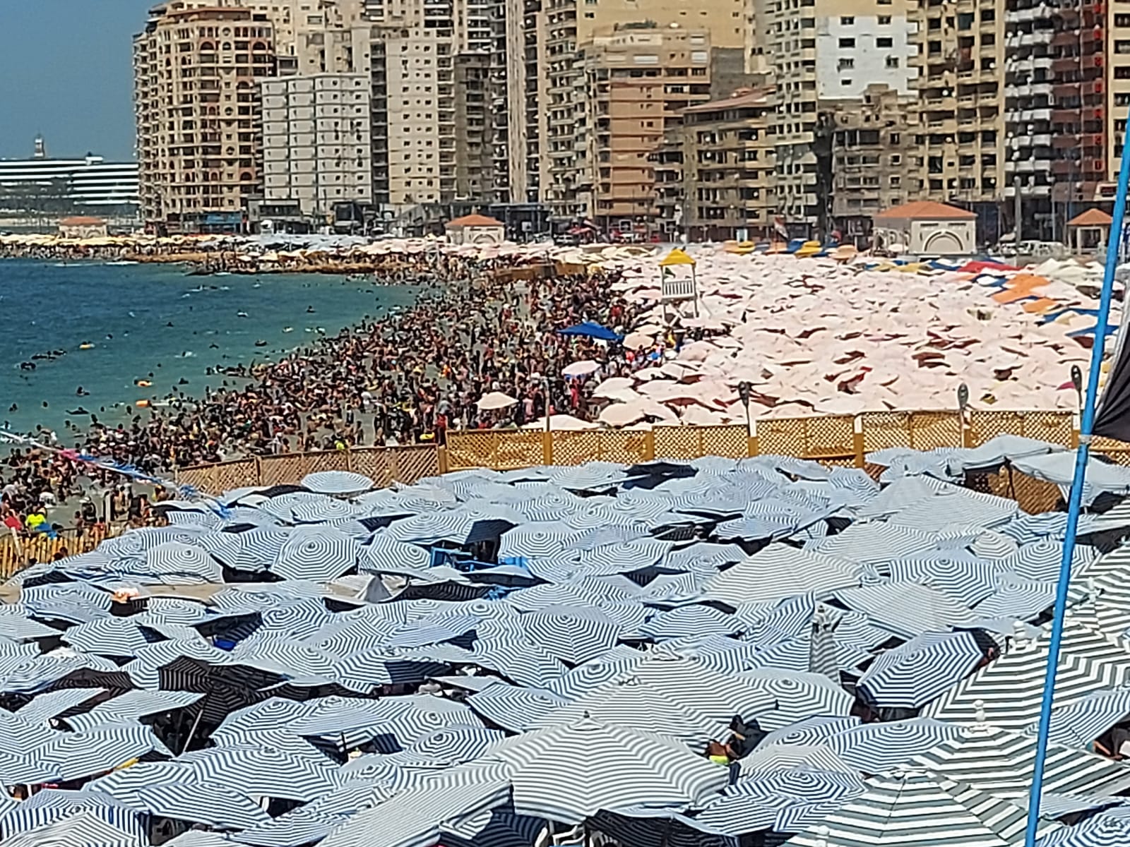 الشواطئ تغلق ابوابها بسبب الزحام الشواطئ تغلق ابوابها بسبب الزحام