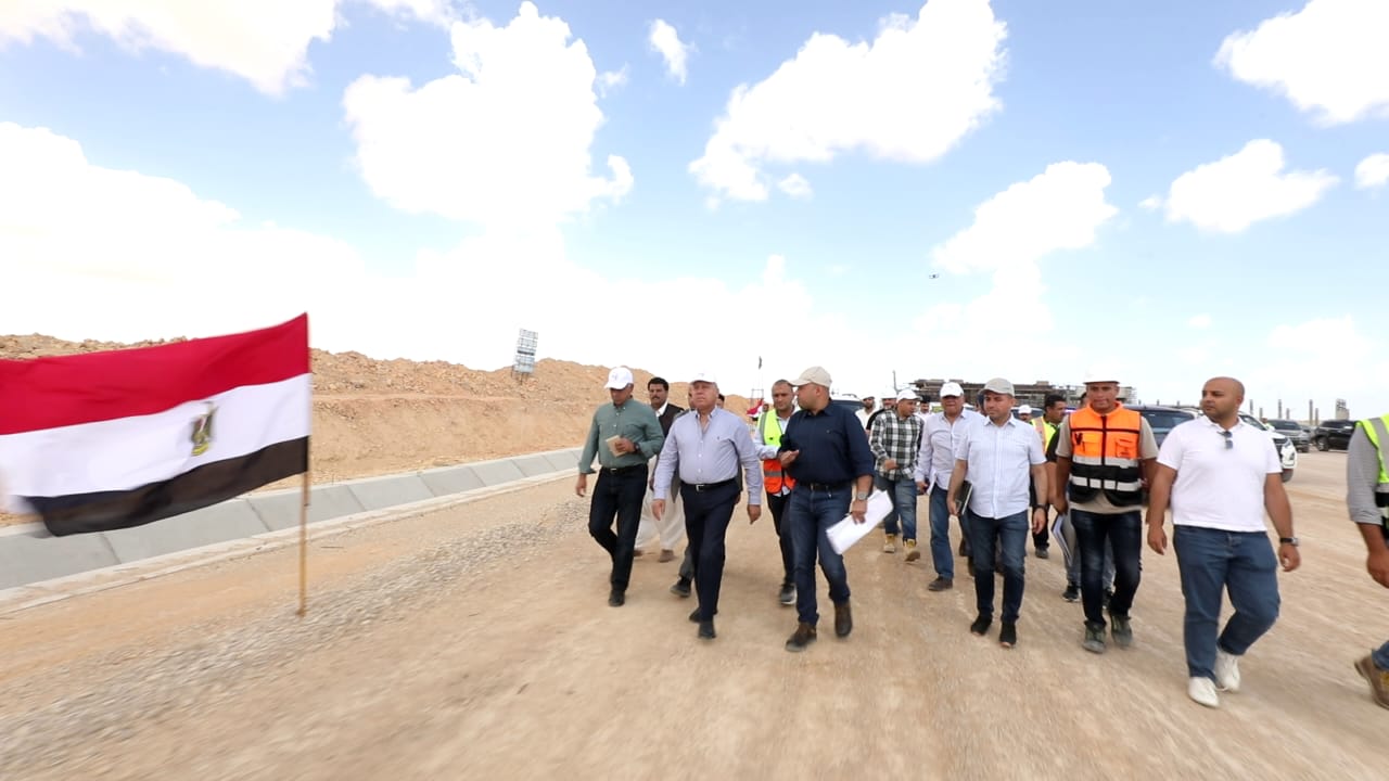 نائب رئيس الوزراء يتفقد مواقع العمل بمشروع الخط الأول للقطار السريع (3)