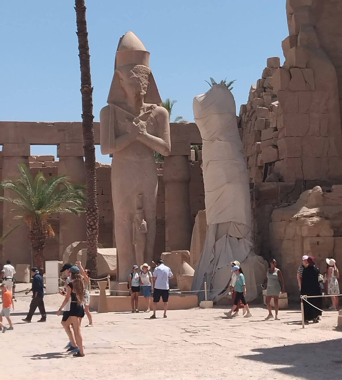 التوافد من السياح فى قلب معابد الكرنك التوافد من السياح فى قلب معابد الكرنك