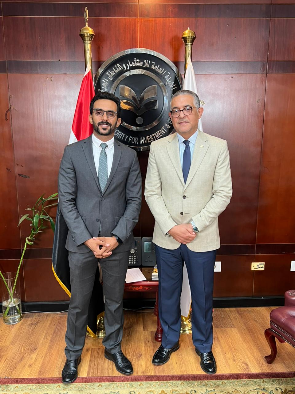 الرئيس التنفيذي لهيئة الاستثمار والزميل محمد أسعد خلال الحوار