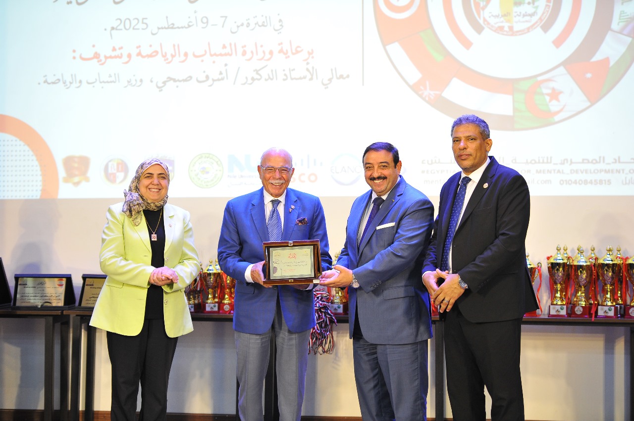 محمد مندور رئيس الاتحاد المصري للتنمية الذهنية للنشء يكرم الحضور