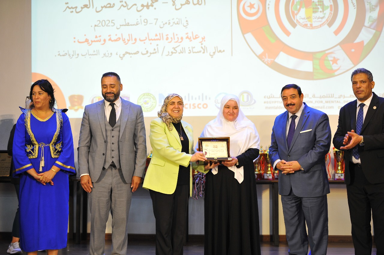 محمد مندور رئيس الاتحاد المصري للتنمية الذهنية للنشء يكرم الحضور في البطولة العربية