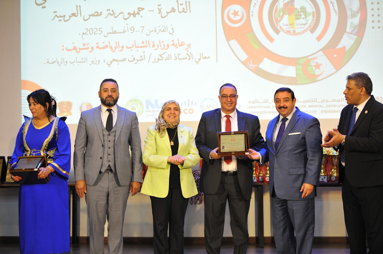محمد مندور رئيس الاتحاد المصري للتنمية الذهنية للنشء يكرم أشرف محمود
