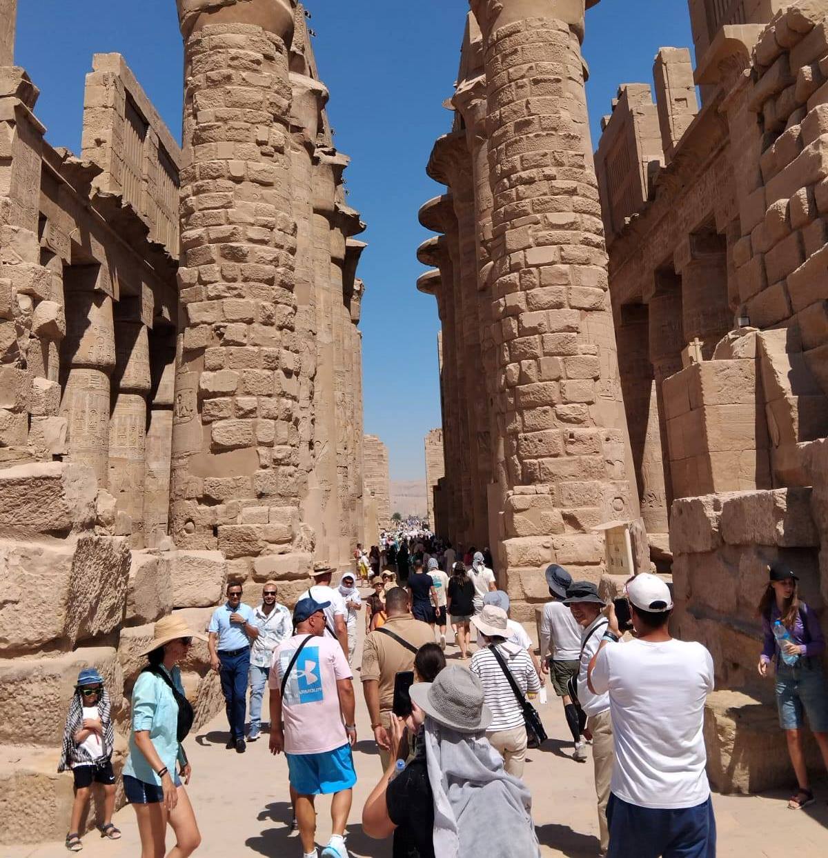 استمتاع لضيوف العالم بين أروقة وأعمدة المعابد المصرية القديمة بالأقصر استمتاع لضيوف العالم بين أروقة وأعمدة المعابد المصرية القديمة بالأقصر