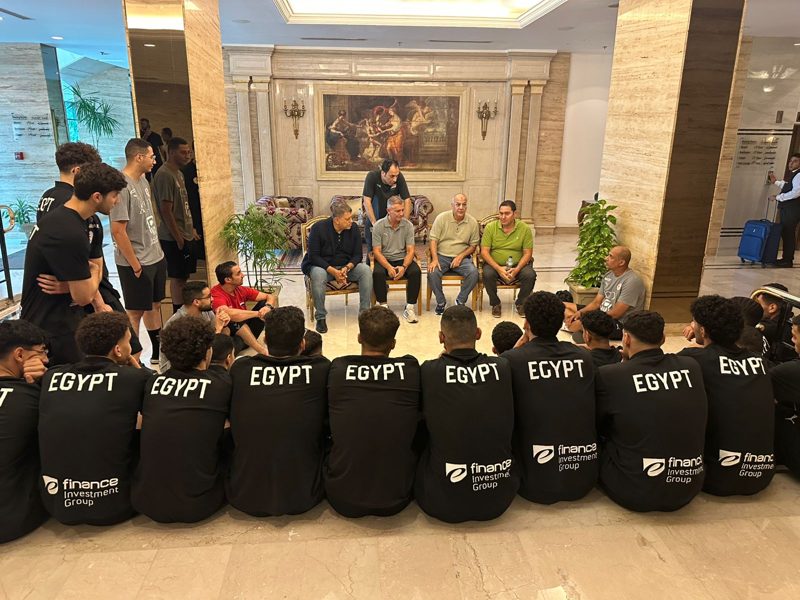 طارق محروس مع اللاعبين