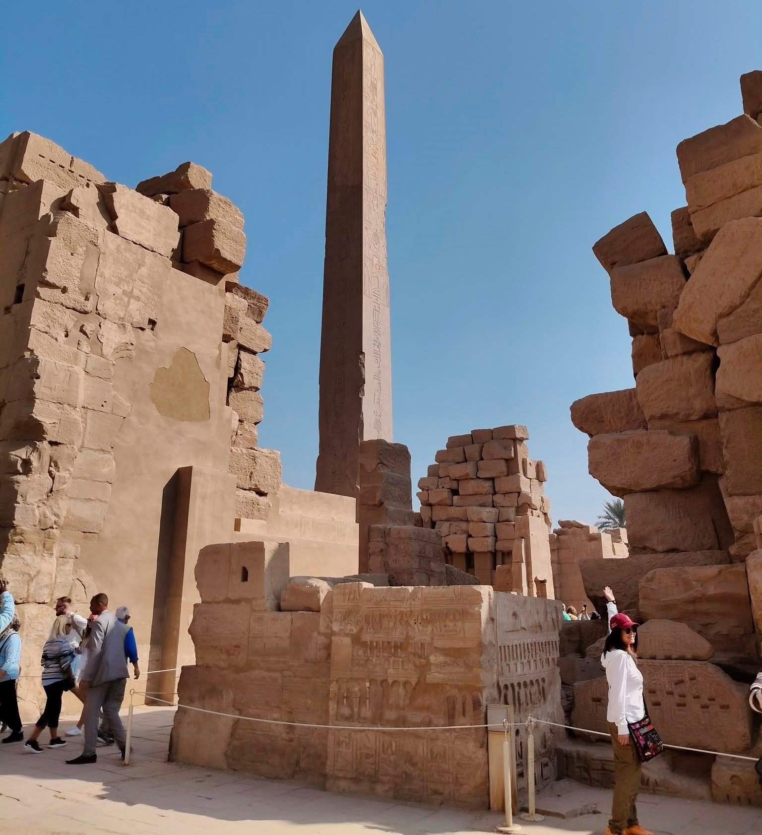 زيارات السائحين بين أروقة وأعمدة المعابد المصرية القديمة بالأقصر زيارات السائحين بين أروقة وأعمدة المعابد المصرية القديمة بالأقصر