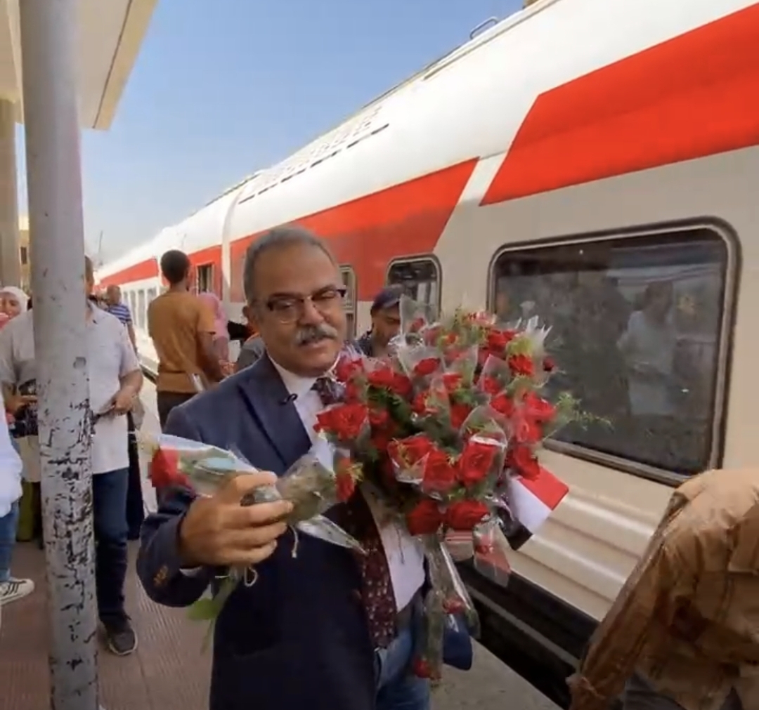 مصرى يوزع الورود على السودانيين