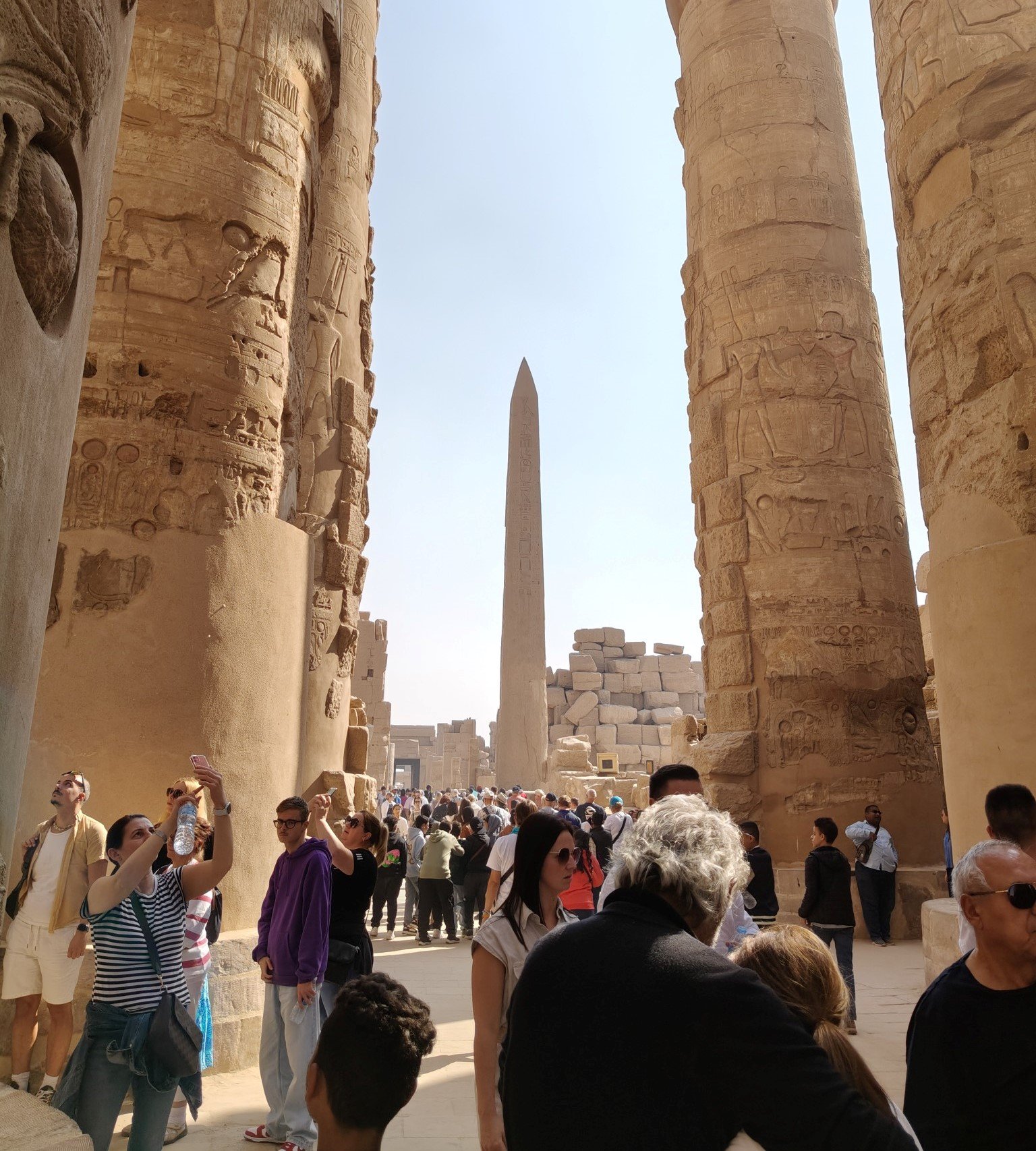 الأفواج السياحية فى قلب المعابد القديمة بالأقصر الأفواج السياحية فى قلب المعابد القديمة بالأقصر
