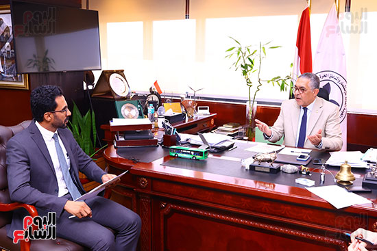 الرئيس التنفيذي لهيئة الاستثمار والزميل محمد أسعد خلال الحوار  (2)