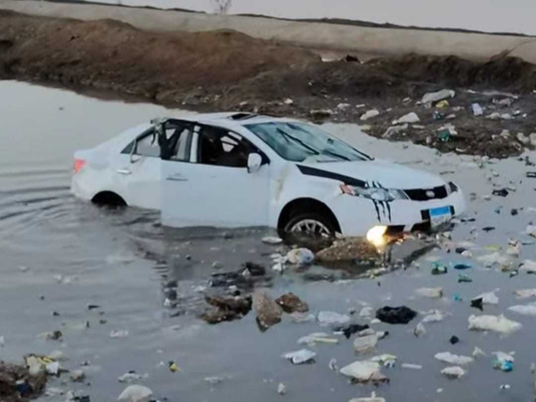 جانب من سقوط السيارة جانب من سقوط السيارة