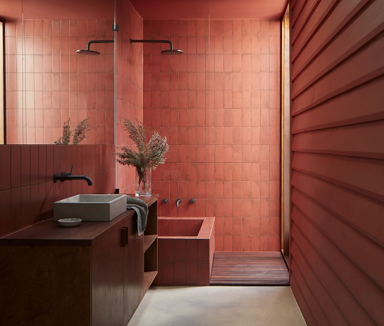 اللون الأحمر في تصميم الحمام