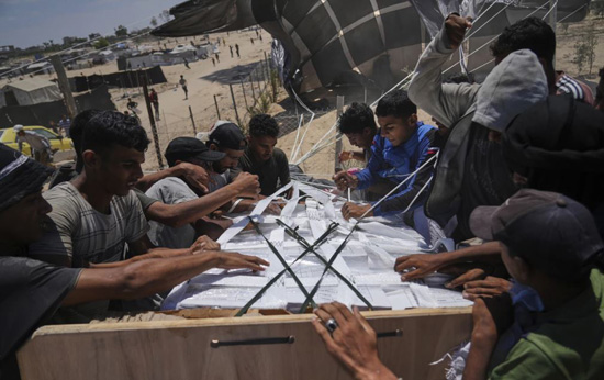 مصر تواصل الإسقاط الجوى لأهالى غزة (8)