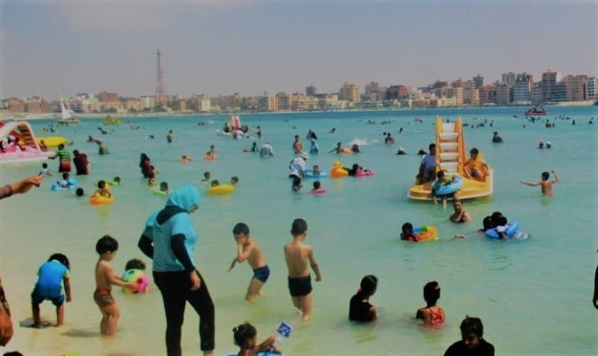 اقبال كبير على شواطئ مطروح