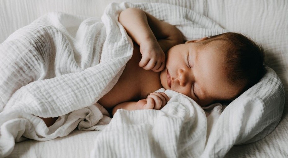 طفل مولود طفل مولود