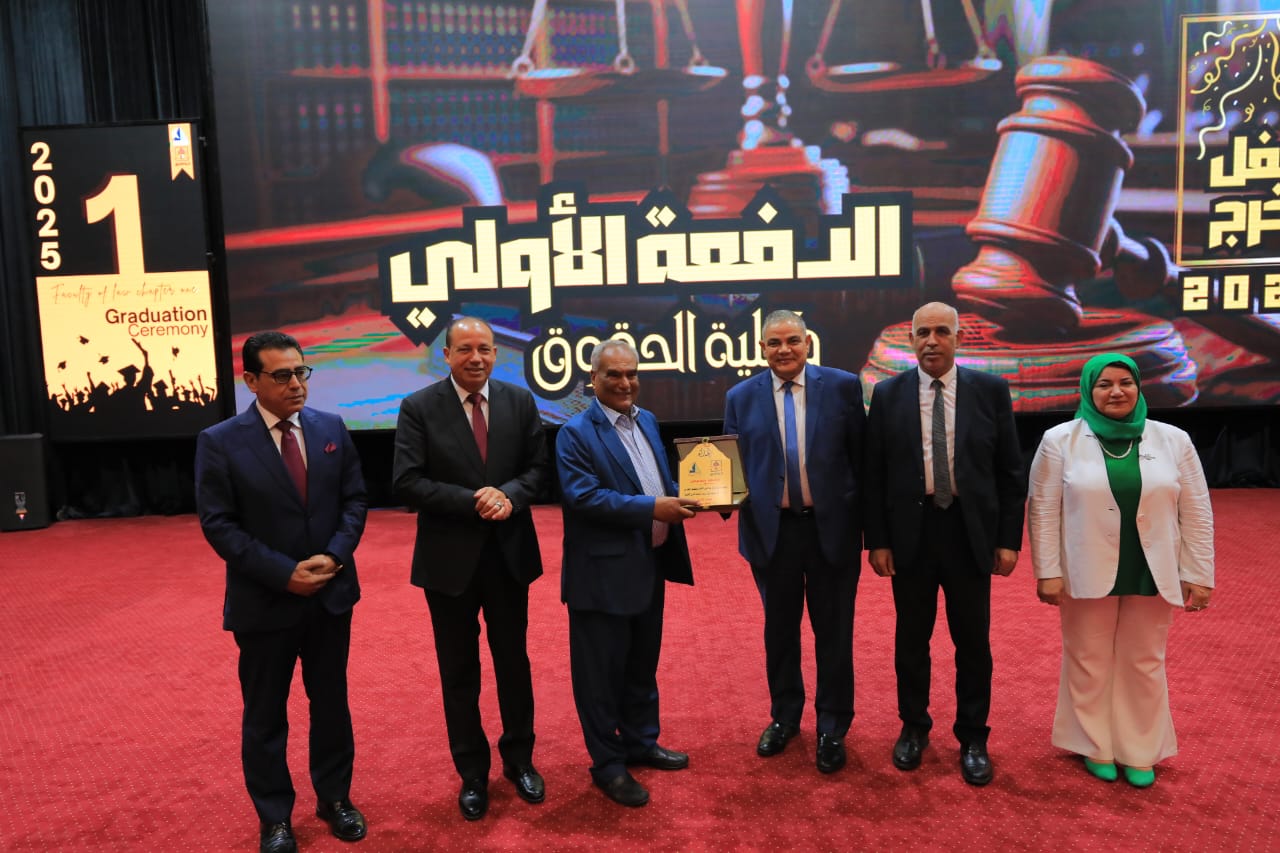 تسليم درع الجامعة لرئيس جامعة السابق تسليم درع الجامعة لرئيس جامعة السابق