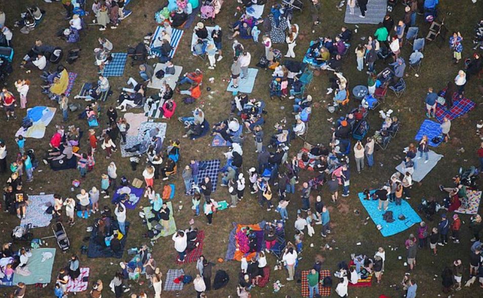 مئات يحتشدون فجراً في بريستول لمشاهدة مهرجان المناطيد