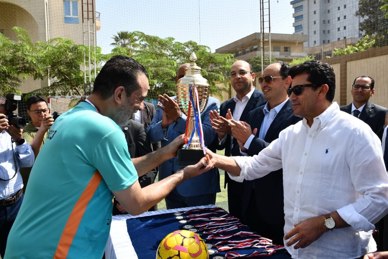 خلال تسليم الكأس البطولة للمتعافين من الإدمان