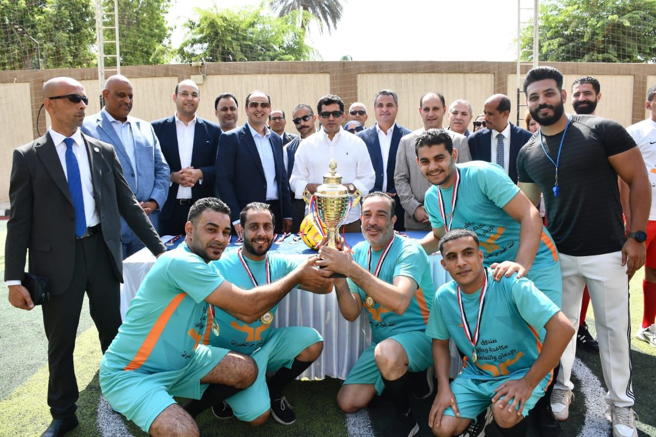 تسليم الكأس البطولة للمتعافين من الإدمان