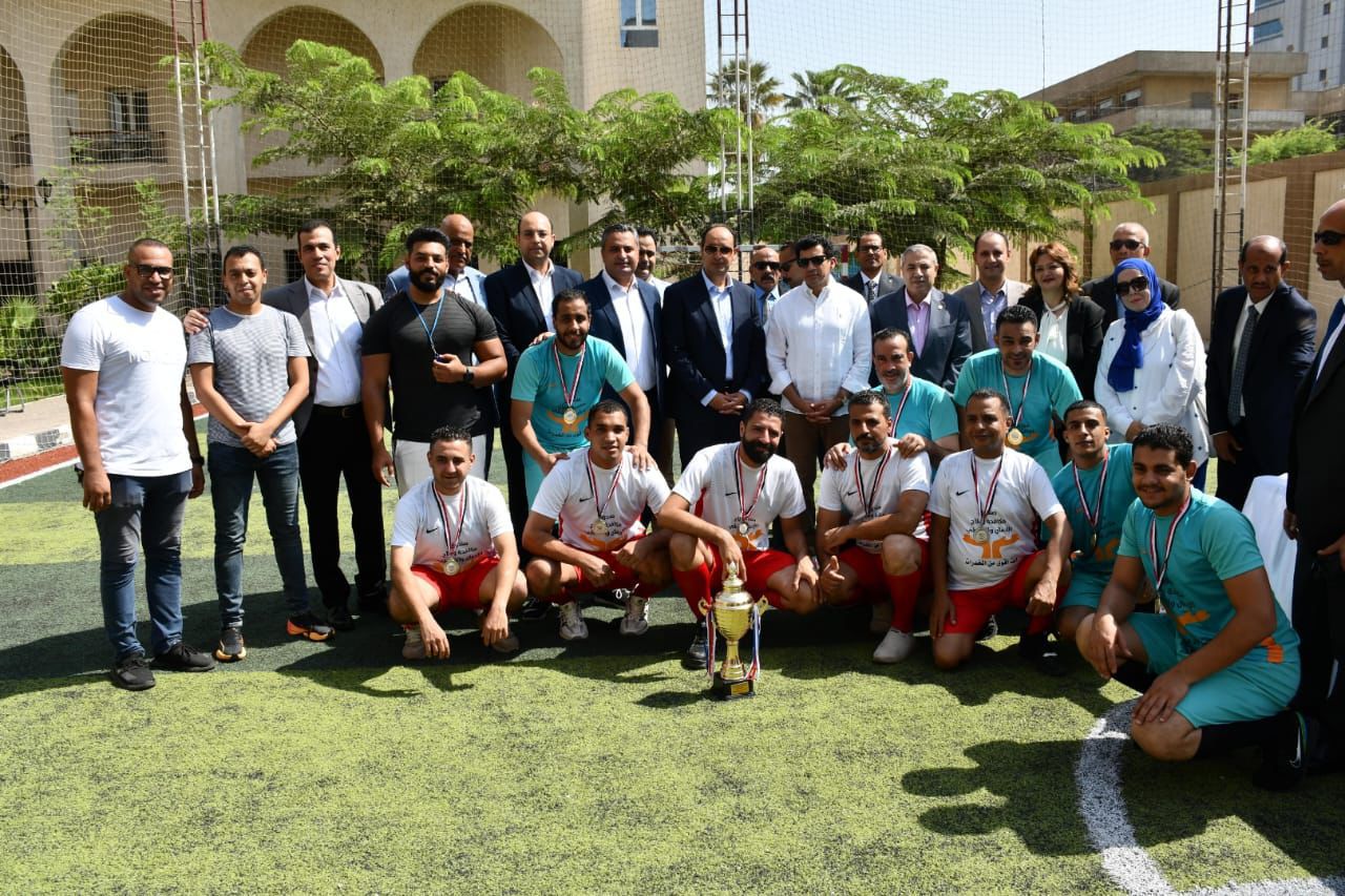 الدكتور أشرف صبحى وزير الشباب والرياضة  والدكتور عمرو  عثمان مدير صندوق مكافحة الإدمان مع المتعافين