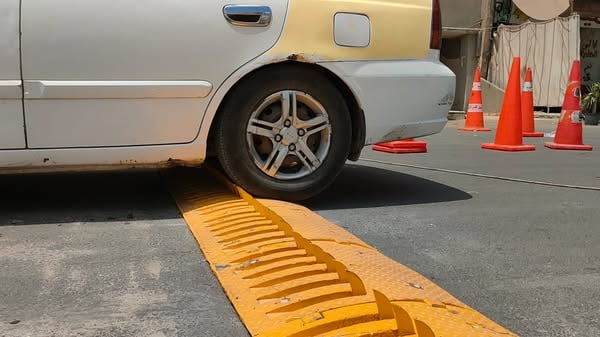 وضع مطلبات صناعية بالشوارع وضع مطلبات صناعية بالشوارع