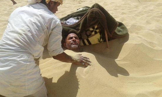 عملية-الدفن-للعلاج-برمال-جبل-الدكرور---سيوة عملية-الدفن-للعلاج-برمال-جبل-الدكرور---سيوة