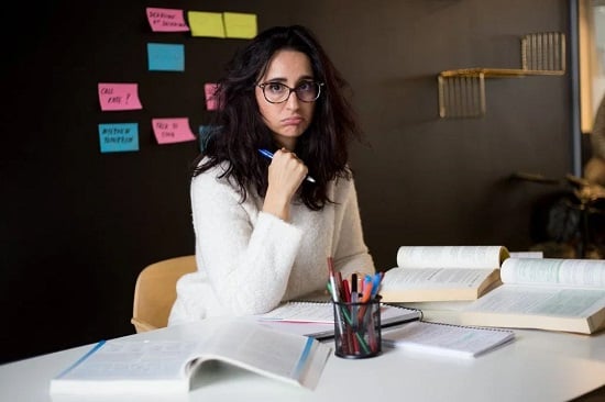 فتاة تركز جيداً فتاة تركز جيداً