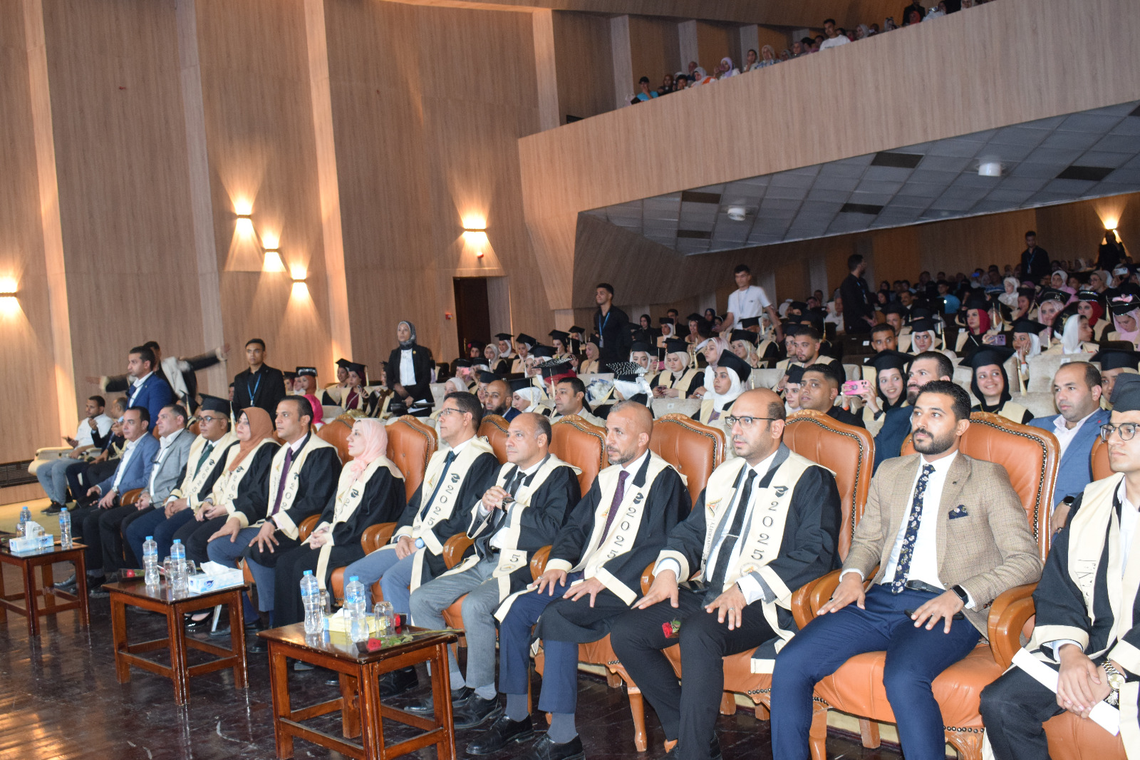 رئيس جامعة بنها يشهد حفل التخرج