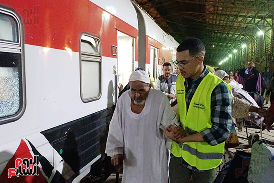 وصول القطار الأسبوعى الرابع للأشقاء السودانيين  (4)