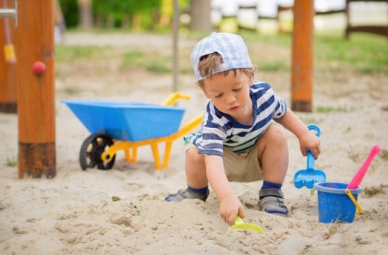 طفل يلعب بالرمل
