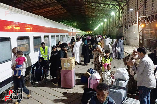وصول القطار الأسبوعى الرابع للأشقاء السودانيين  (1)