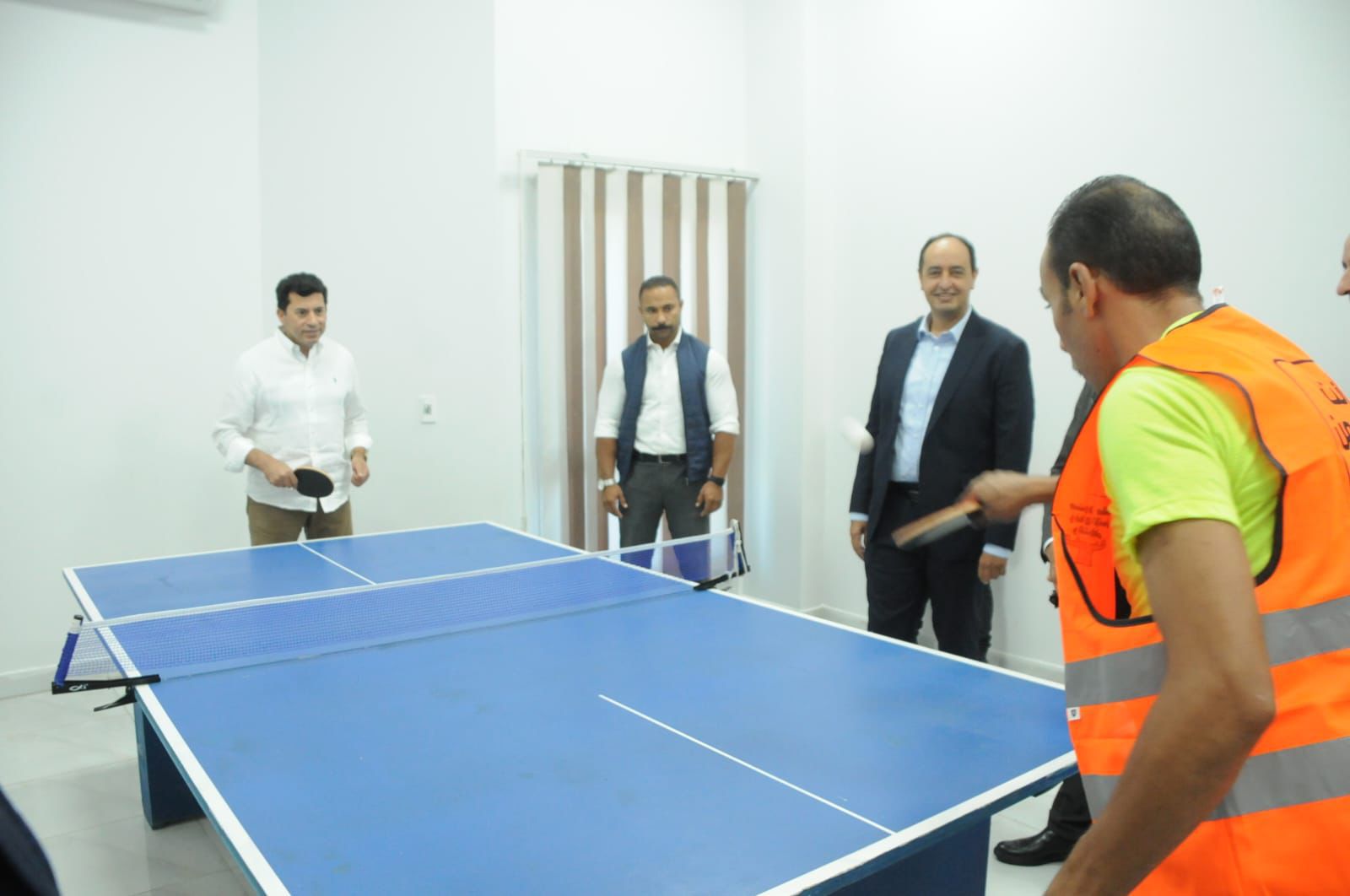 الدكتور أشرف صبحى وزير الشباب والرياضة يشارك المتعافين الأنشطة الرياضة
