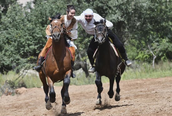 قيرغيزستان الصيادين التقليديين مع النسور في مهرجان سالبورون (8)
