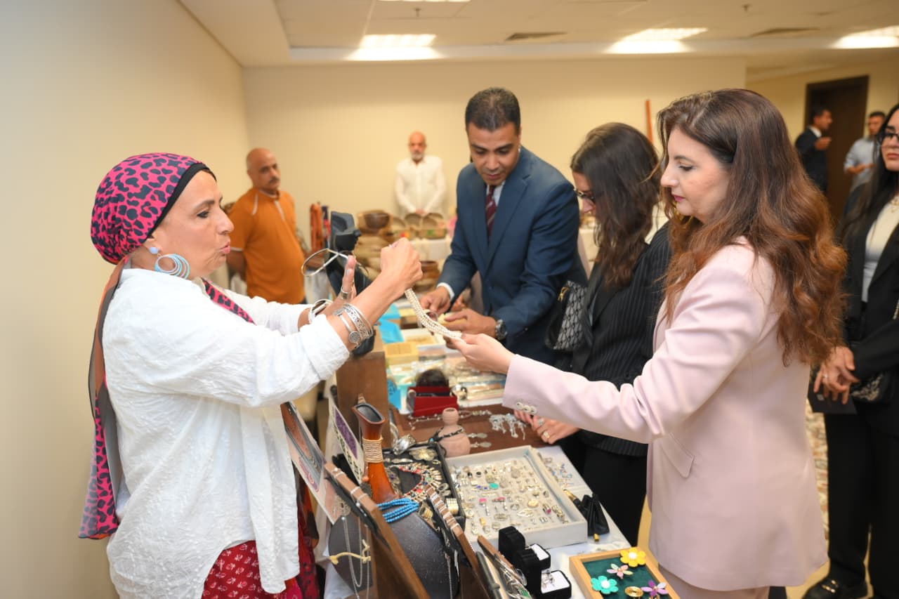 وزارة التضامن الاجتماعي تفتتح فعاليات معرض ديارنا للحرف اليدوية والتراثية (2)