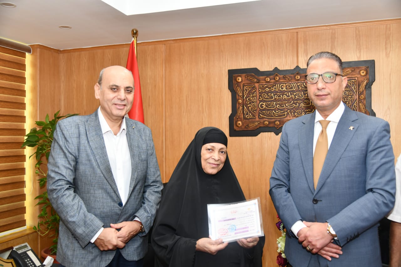 المحافظ يكرمها 